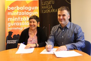 Mertxe Mujika (AEK) eta Ritxi Lizartza hitzarmena sinatzen Bilbon. 2014/05/26